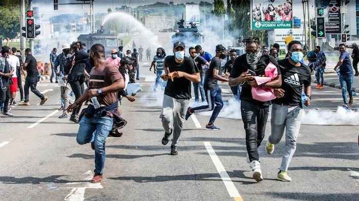 Nigerian Protesters Stay on the Streets Defying Armed Thugs