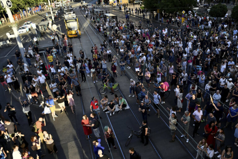 Hungary: Thousands of Workers Block Roads in Budapest to Protest New Tax Law