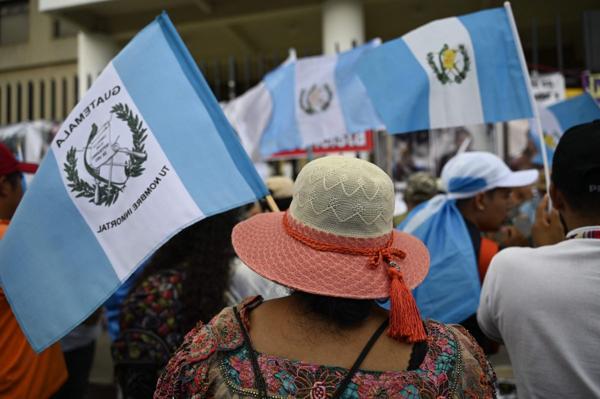 Guatemalans Celebrate Return of “Democratic Spring” as Potential Violence Threatens Transition
