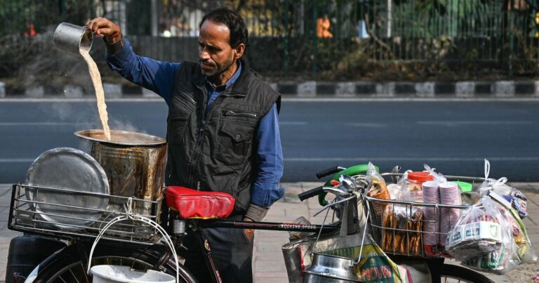 Delhi’s Street Vendors Aren’t ‘Illegal’ – Sweeping Evictions Violate Rights, Crush Livelihoods
