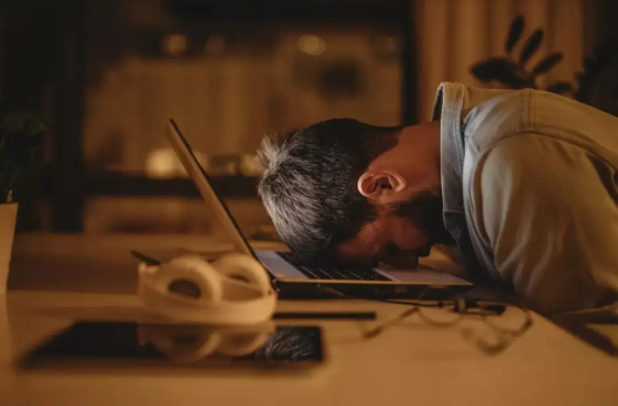 Several States Extend Working Day to 10 Hours – 2 Articles